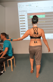 EMG-sensorer på patient som gör sps och tittar samtidigt på EMG-resultat