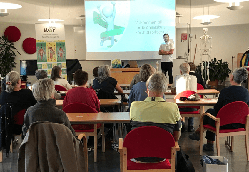 Magnus föreläser sps i skolsal