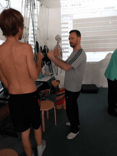 Magnus demonstrerar emg-utrustning för patient