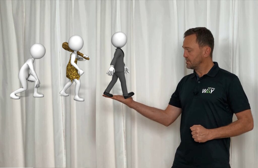 Leg. kiropraktor Magnus visar figurer som illustrerar evolutionens tidslinje