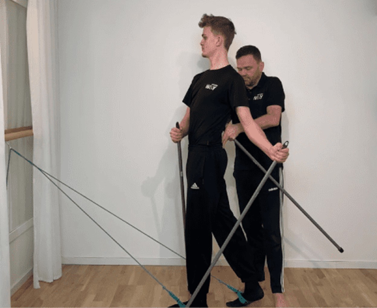 Magnus hjälper kund Friskvårdsträna med Spiral stabilisering för bättre hållning.