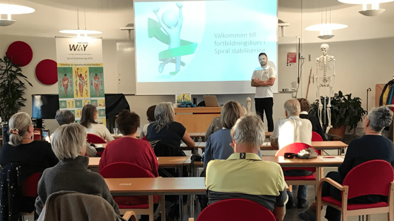 Magnus föreläser sps inför publik i skolsal